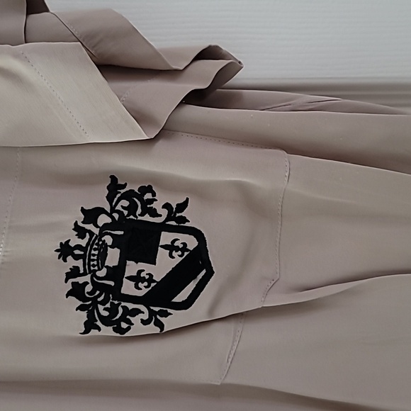 Vintage Ladies Beige Short Sleeve Button-Up Shirt With Crest Like Logo Sz Small - Picture 3 of 6